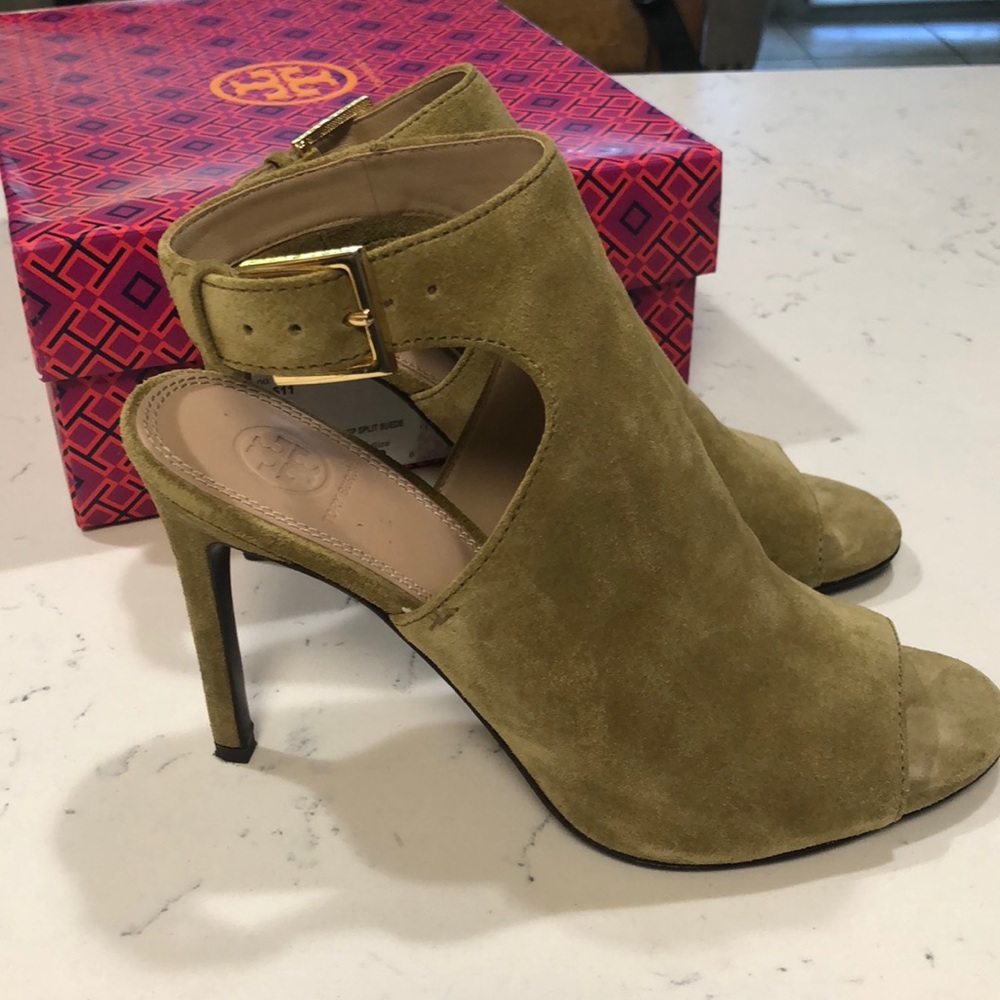 Tory Burch Brittania sandal-deep split suede Olive